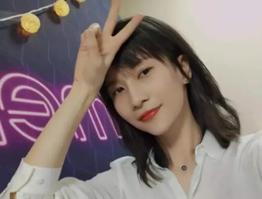 娱乐吃瓜酱视频开头捂脸的女生,娱乐吃瓜酱视频新晋网红引关注